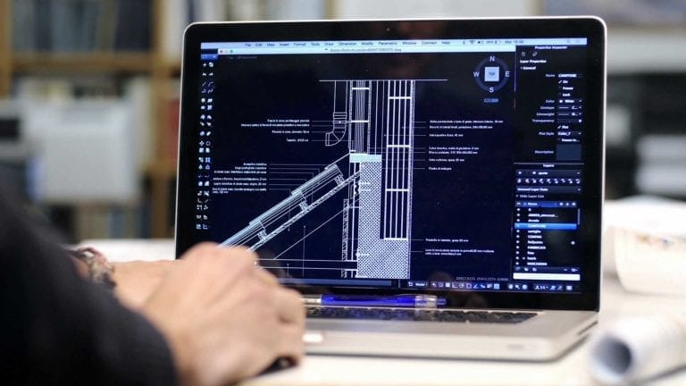 Architecte travaillant sur un logiciel de CAO avec un ordinateur portable