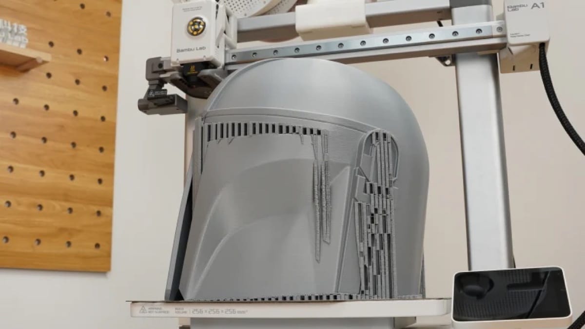 Bambu Lab A1 imprimant une maquette 3D dans un atelier