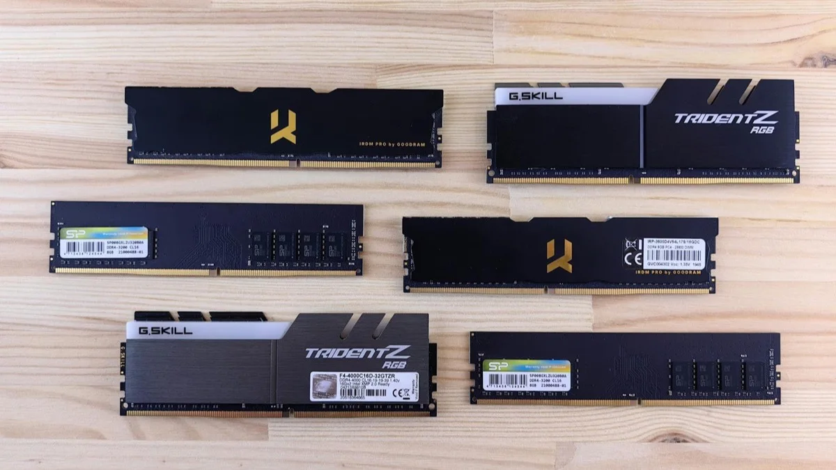 Barrettes de mémoire RAM en gros plan, utilisées pour illustrer la quantité de RAM recommandée pour l'architecture.
