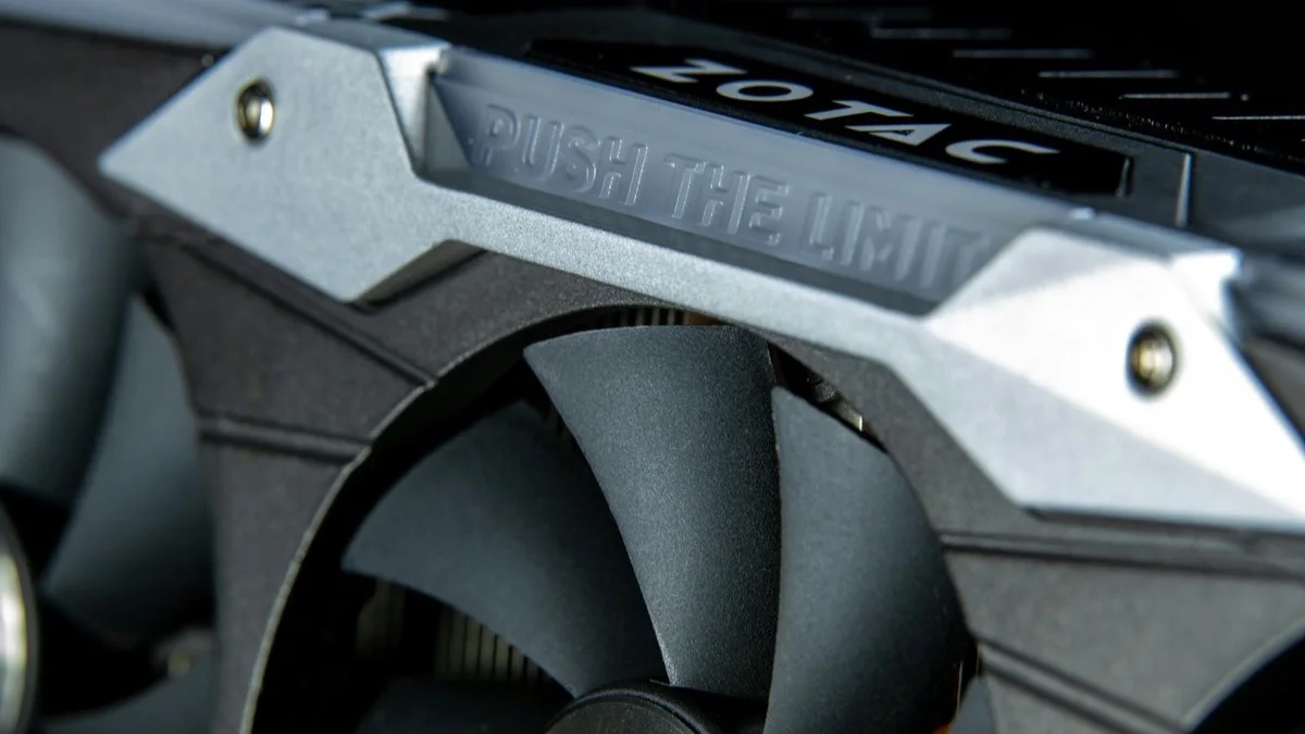 Carte graphique en gros plan, utilisée pour illustrer le choix d'un PC portable pour le rendu 3D en temps réel.