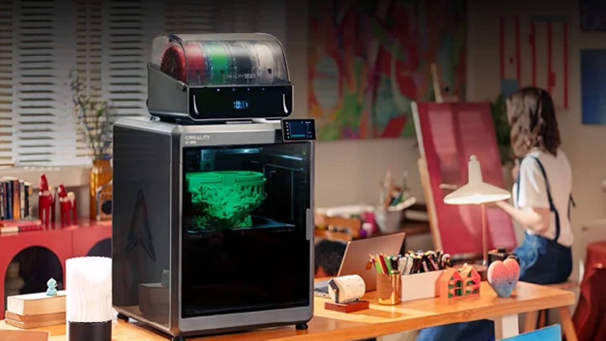 Creality K2 Plus Combo imprimant une maquette dans un atelier