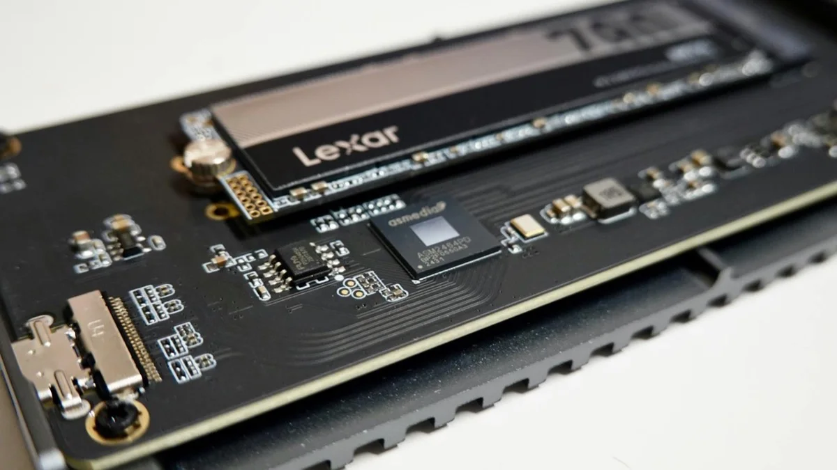 SSD NVMe monté sur un circuit imprimé, utilisé pour illustrer le stockage conseillé pour un PC portable d'architecte.
